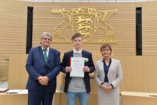 Foto: v.l. Uli Sckerl MdL, Luca Heyden, Landtagsvizepräsidentin Kurtz